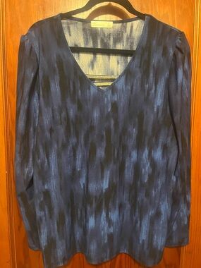 89th & Madison Blue and Black Brushstroke V-Neck Blouse